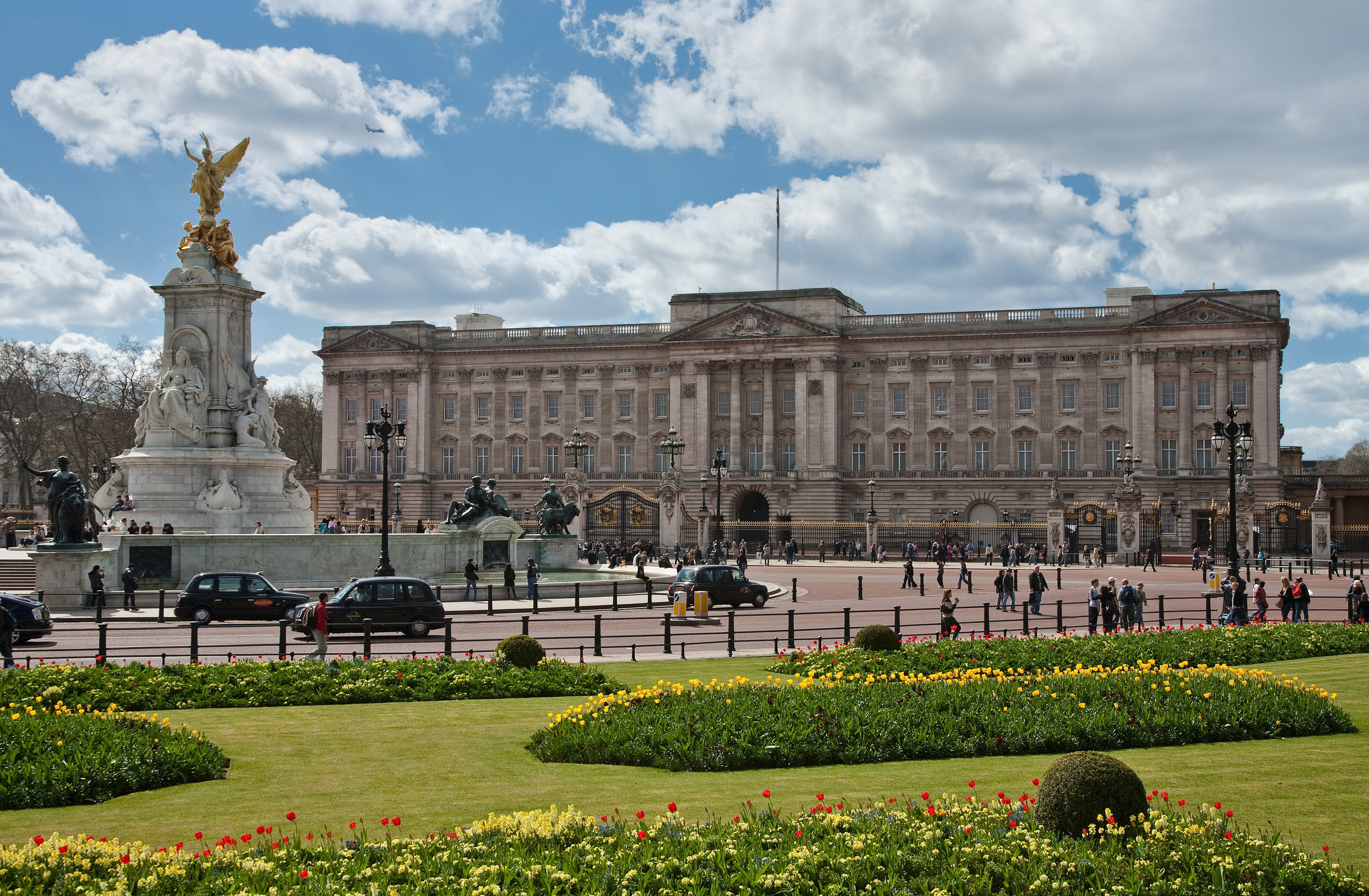 Buckingham_Palace%2C_London_-_April_2009.jpg?1655968764382